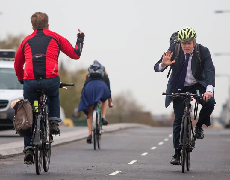 Nicht bei allen beliebt: Bürgermeister Johnson weiht eine neue Radspur in London ein. Ein anderer Radfahrer zeigt ihm, was er von ihm hält.