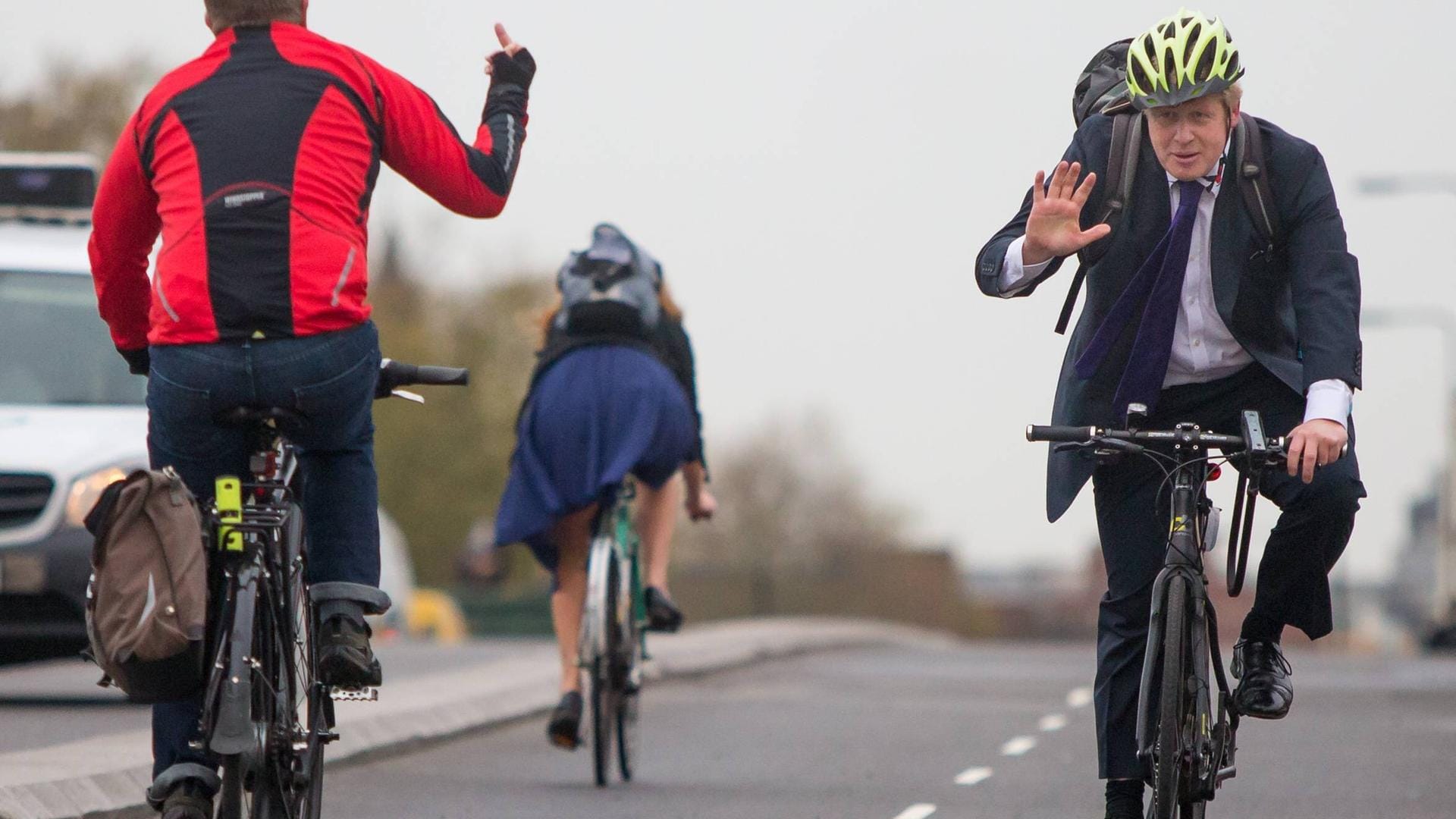 Nicht bei allen beliebt: Bürgermeister Johnson weiht eine neue Radspur in London ein. Ein anderer Radfahrer zeigt ihm, was er von ihm hält.