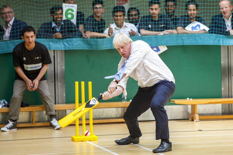 Am Schlag: Boris Johnson besucht als Bürgermeister im Juli 2015 ein Street-Cricket-Turnier im Vorort Uxbridge.
