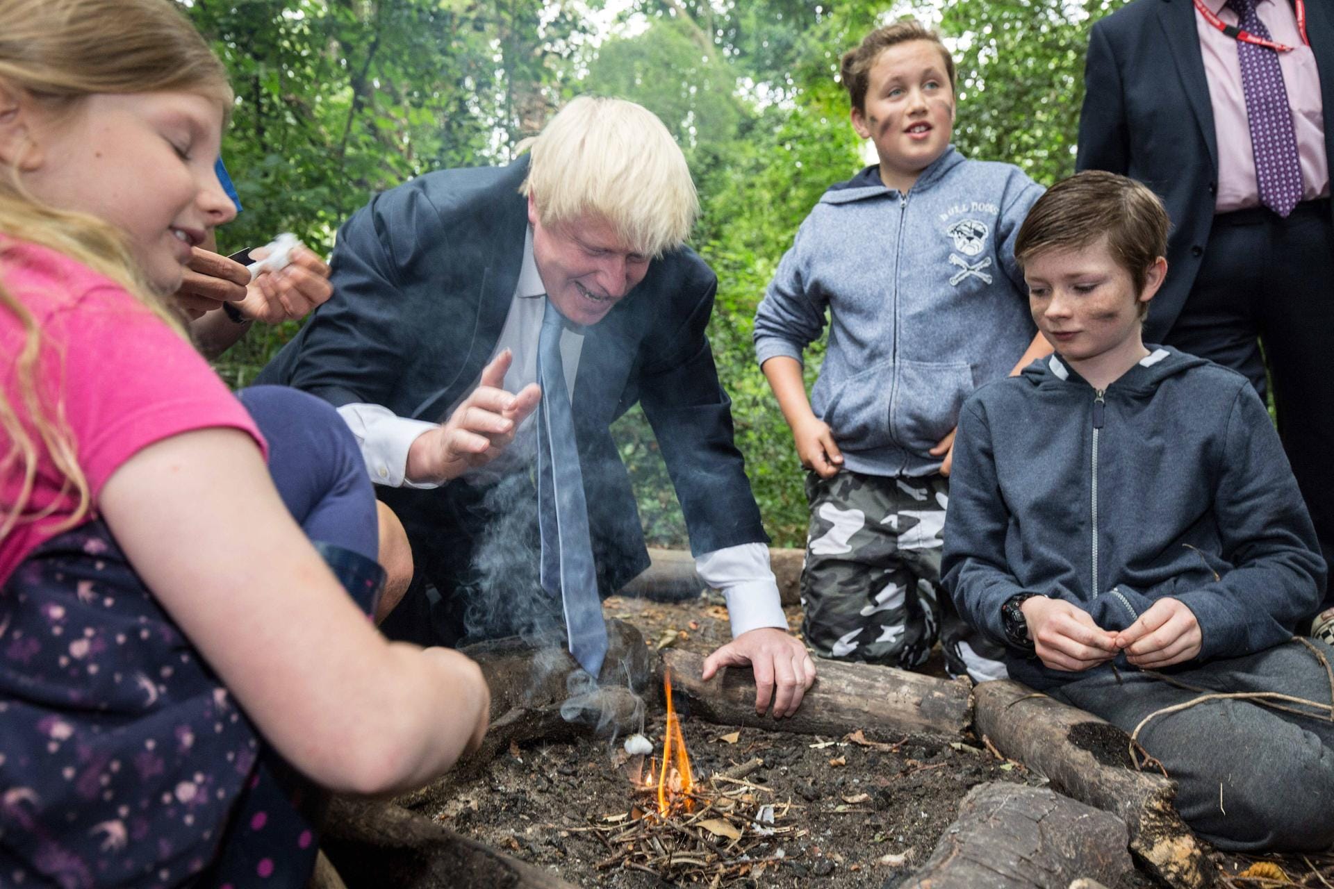 Der Kümmerer: In einem Umweltzentrum in Bexley entzündet Johnson im Juli 2015 mit Kindern ein Lagerfeuer.