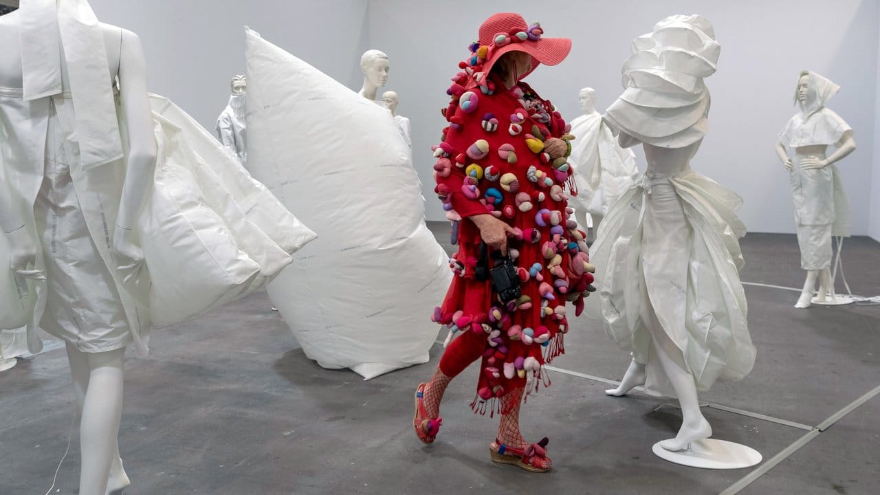 Das Kunstwerk "Life Dress" (2018) von Alicia Framis auf der Art Basel.