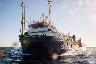 Die Helfer von Sea-Watch wollen sich von dem italienischen Dekret nicht abschrecken lassen und sind derzeit wieder mit der "Sea-Watch 3" im Einsatzgebiet vor Libyen.