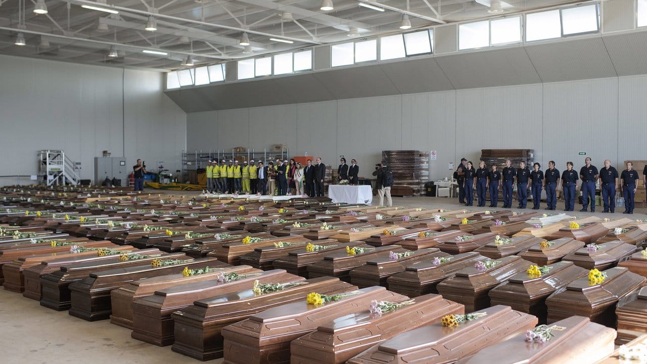 Die Katastrophe im Jahr 2013: Särge der Opfer eines Schiffsunglücks vor der italienischen Insel Lampedusa stehen aufgereiht in einem Flughafenhangar.