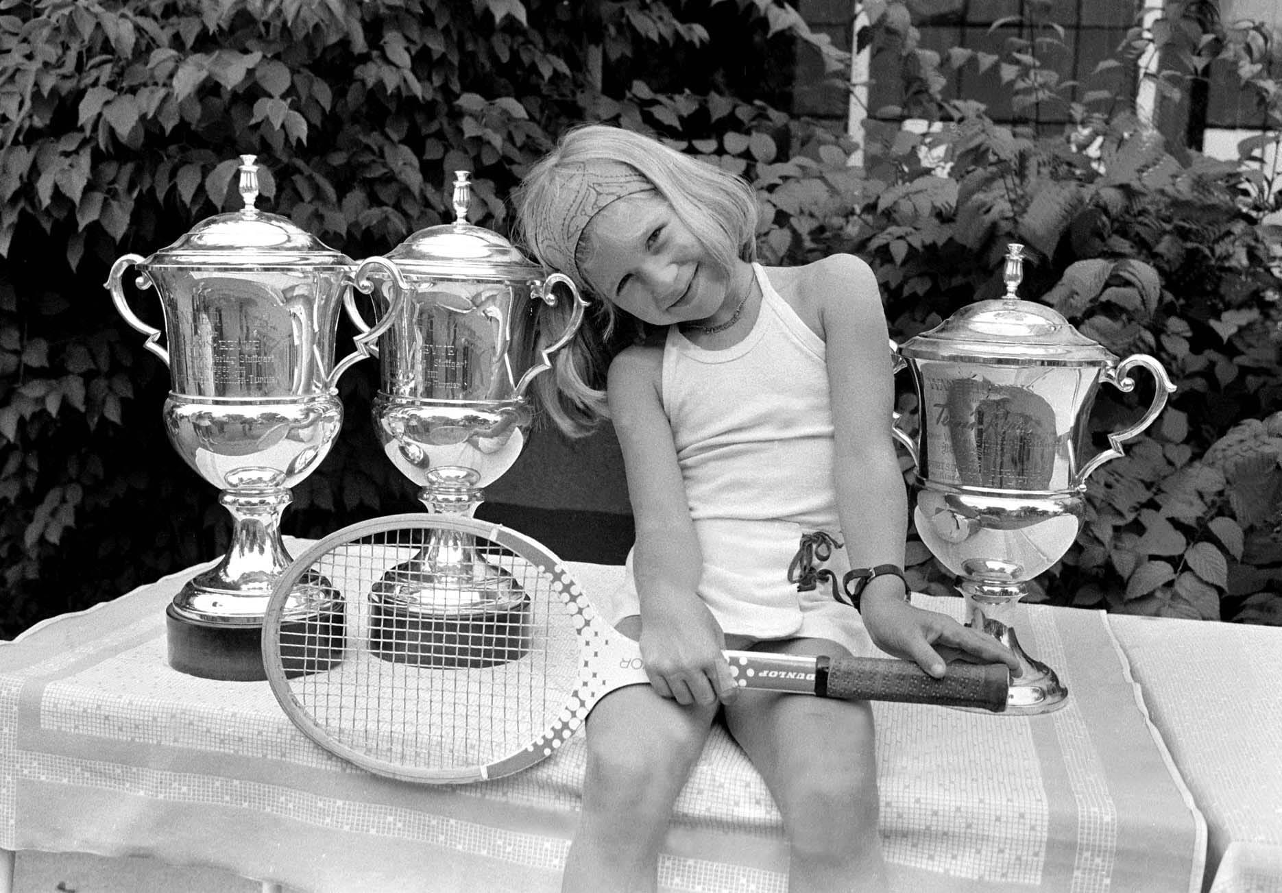 Pokale, Pokale, Pokale: Steffi Graf lernt früh alle Arten von Trophäen kennen. Mit sechs Jahren gewinnt sie das traditionelle Jüngsten-Turnier in München.
