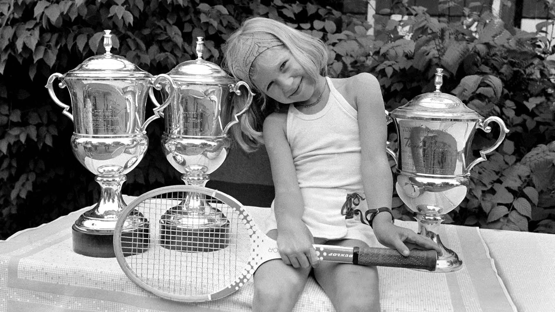 Pokale, Pokale, Pokale: Steffi Graf lernt früh alle Arten von Trophäen kennen. Mit sechs Jahren gewinnt sie das traditionelle Jüngsten-Turnier in München.