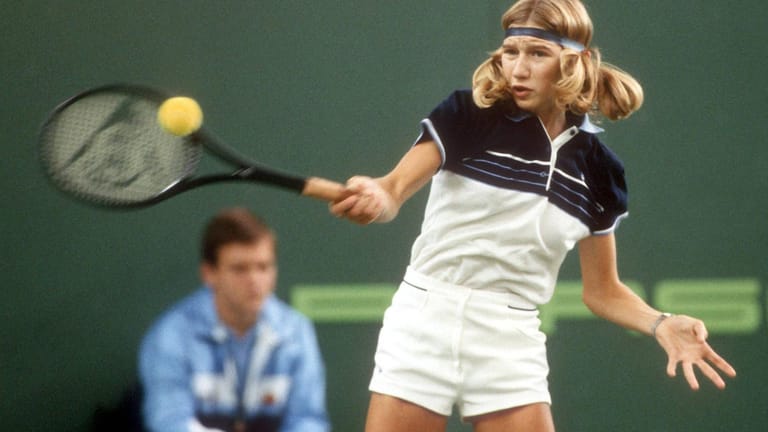 Durch ihren frühen Start im Sport ist Graf ihren Gegnerinnen mit ihrer Athletik oft überlegen. 1983 schafft sie erstmals den Sprung in die Top 100 der Weltrangliste.