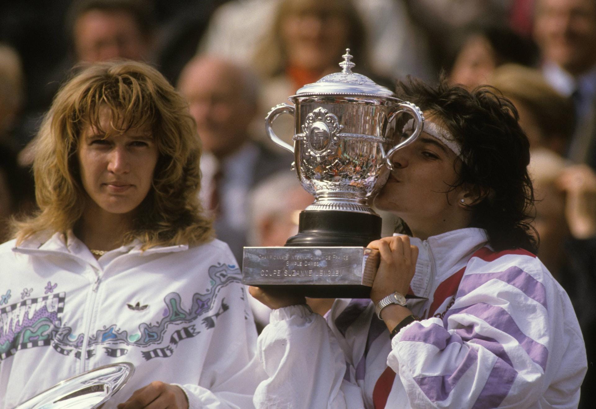 Seltener Anblick 1989: Steffi Graf verliert nur zwei von 86 Spielen, eines ist das Finale in Paris. Statt ihr küsst Arantxa Sanchez-Vicario den Pokal.