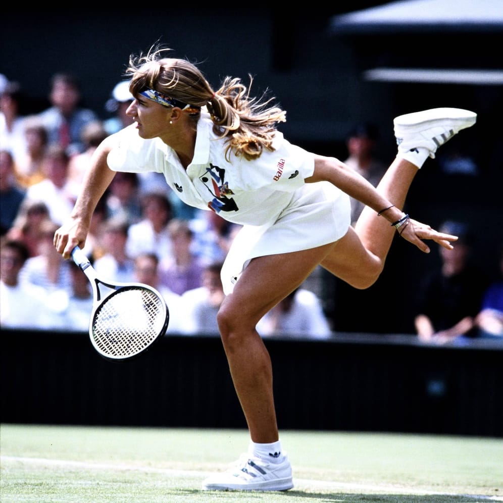 1990 machen die Eskapaden ihres Vaters Schlagzeilen, Graf siegt trotzdem weiter. Doch die totale Dominanz ist vorbei. 1993 gewinnt Graf eine Nervenschlacht: Trotz 1:4-Rückstand im dritten Satz gegen Finalgegnerin Jana Novotna holt sie einen weiteren Titel in Wimbledon.