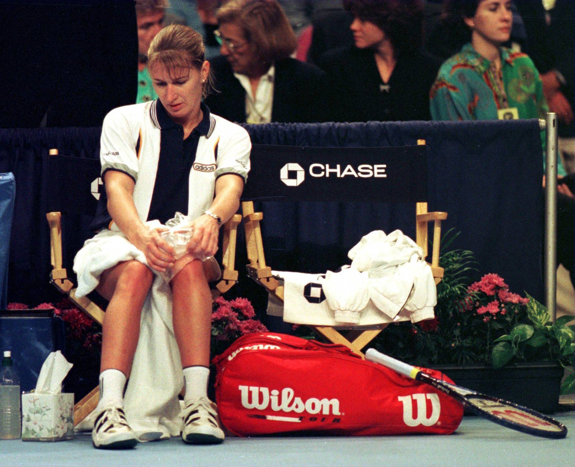Immer wieder das Knie: 1997 muss Graf vorm Finale in Tokio absagen, weil die Schmerzen zu groß sind. Doch sie soll noch einmal wiederkommen.