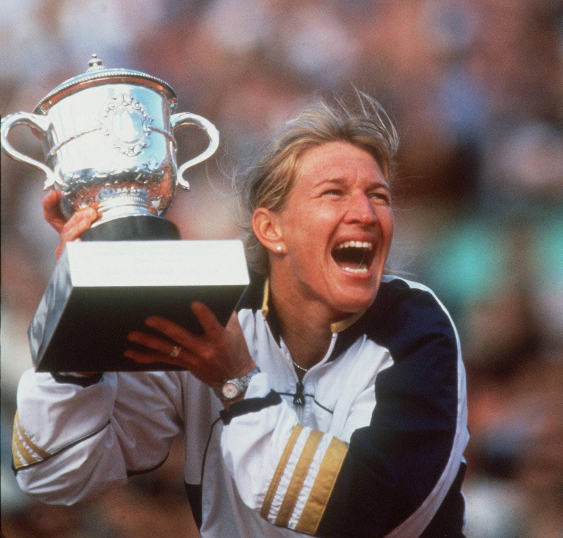 1999 gewinnt Graf noch einmal die French Open, nach schwieriger Zeit fällt der Siegerjubel umso euphorischer aus. Es ist ihr 107. Turniersieg.