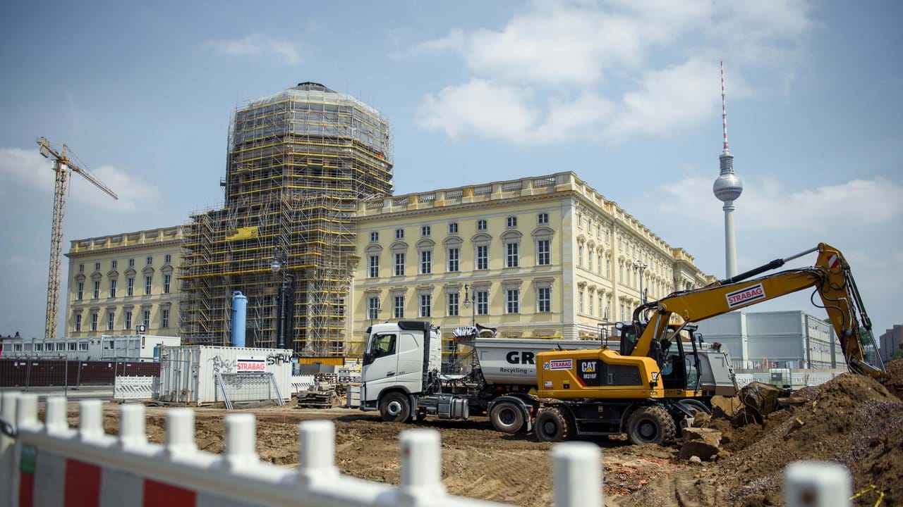 Baumaschinen stehen gegenüber der Baustelle des Humboldt-Forum im neuen Berliner Stadtschloss.