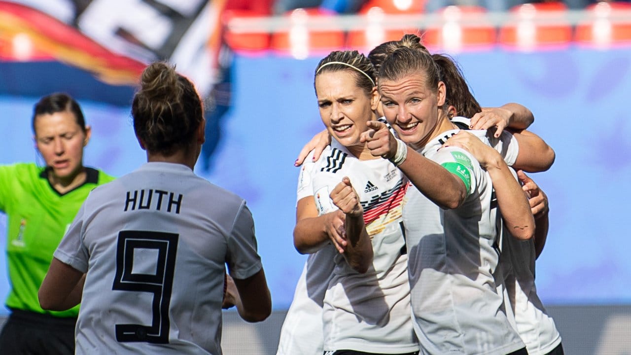 Die deutschen Spielerinnen feiern das 1:0 gegen Spanien.
