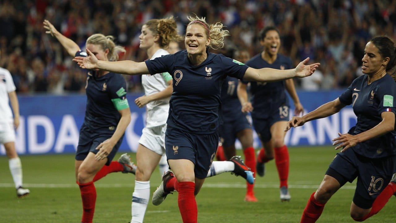 Frankreichs Eugenie Le Sommer feiert das Tor zum 2:1 gegen Norwegen durch einem Elfmeter.