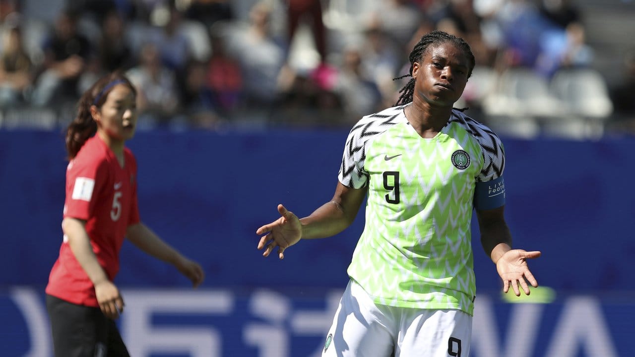 Nigerias Desire Oparanozie (r) gestikuliert während des Spiels gegen Südkorea.