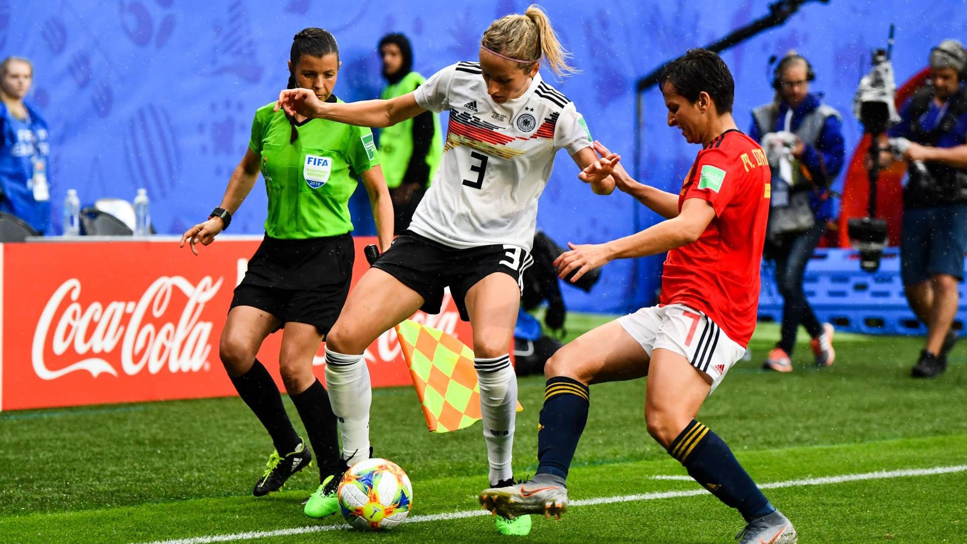 Kathrin Hendrich: Auch im zweiten WM-Gruppenspiel vertraute die Bundestrainerin auf die keine 200 Kilometer vom Spielort entfernt geborene Hendrich, die allerdings keinen guten Tag erwischte. Einige Fehlpässe und unsichere Aktionen in der eigenen Hälfte beendeten ihren zweiten WM-Auftritt zur Pause. Für sie kam Bühl ins Spiel. Note 5
