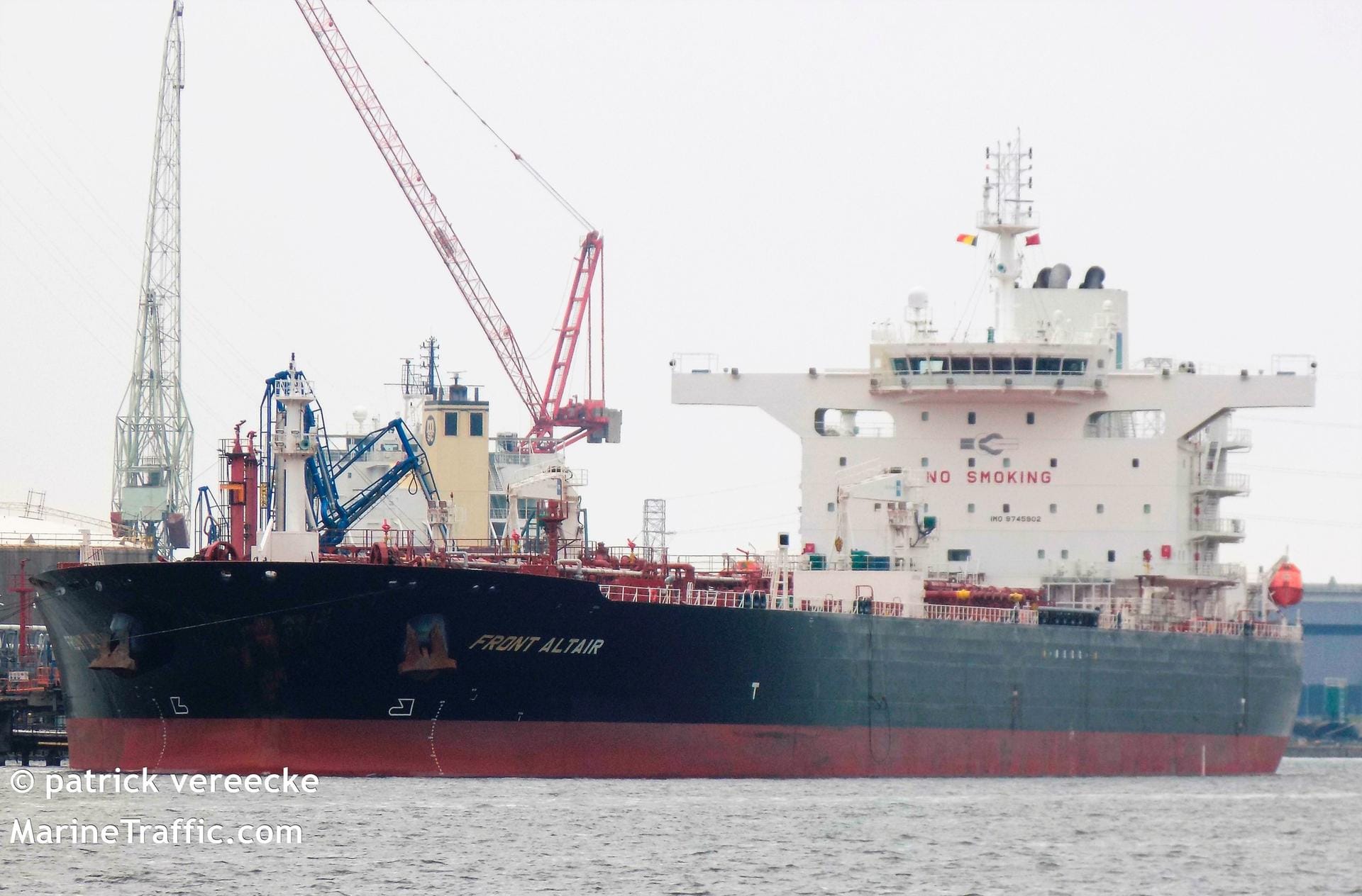 Der Öltanker "Front Altair" im Hafen von Antwerpen: Die norwegische Reederei hat bestätigt, dass das Schiff in Flammen steht. (Archivfoto)