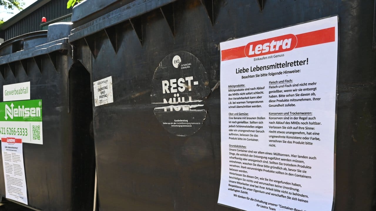 Mit Hinweisschildern an den Mülltonnen wendet sich das Kaufhaus an Lebensmittelretter und gibt ihnen Tipps, worauf sie bei weggeworfenen Waren achten sollen.