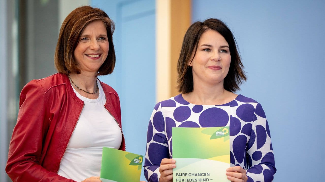 Annalena Baerbock (r) und Katrin Göring-Eckardt stellen in der Bundespressekonferenz das Konzept für eine Kindergrundsicherung vor. Annalena Baerbock (r) und Katrin Göring-Eckardt stellen in der Bundespressekonferenz das Konzept für eine Kindergrundsicherung vor.