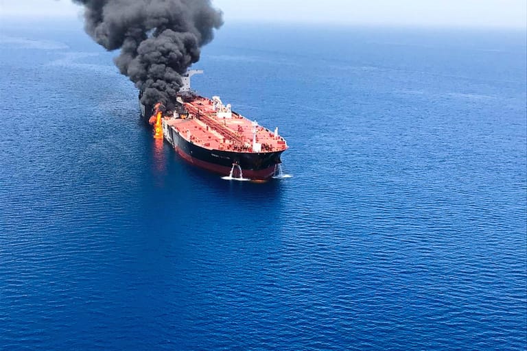 Feuer auf dem Öltanker "Front Altair": Der norwegische Eigner Frontline teilte mit, der Tanker mit Ölprodukten an Bord stehe in Flammen. Er sei aber nicht gesunken.