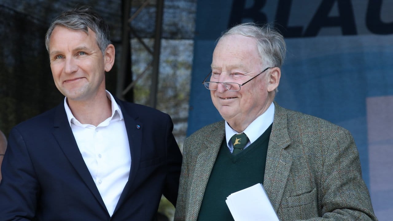 AfD-Chef Alexander Gauland (r) und Björn Höcke, Fraktionsvorsitzender der AfD im Thüringer Landtag, stehen Seite an Seite in Erfurt.