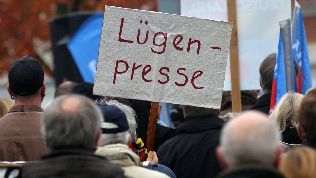 Vor allem im Osten Deutschlands ein gern gemachter Vorwurf: AfD-Anhänger prangern in Rostock die "Lügenpresse" an.