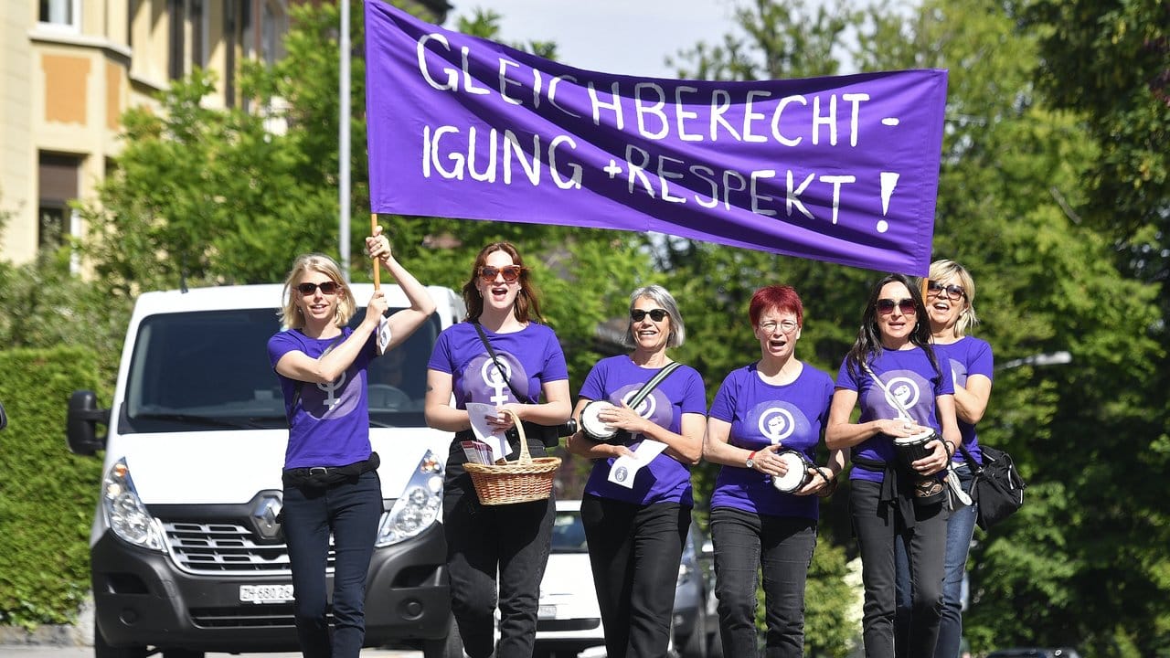 Tausende Frauen demonstrieren in der Schweiz für mehr Gleichberechtigung.