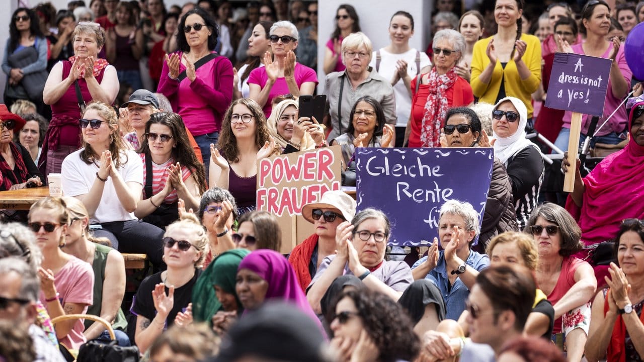 Tausende Frauen demonstrieren bei dem Streik für mehr Gleichberechtigung - vor allem gleichen Lohn für gleichwertige Arbeit.