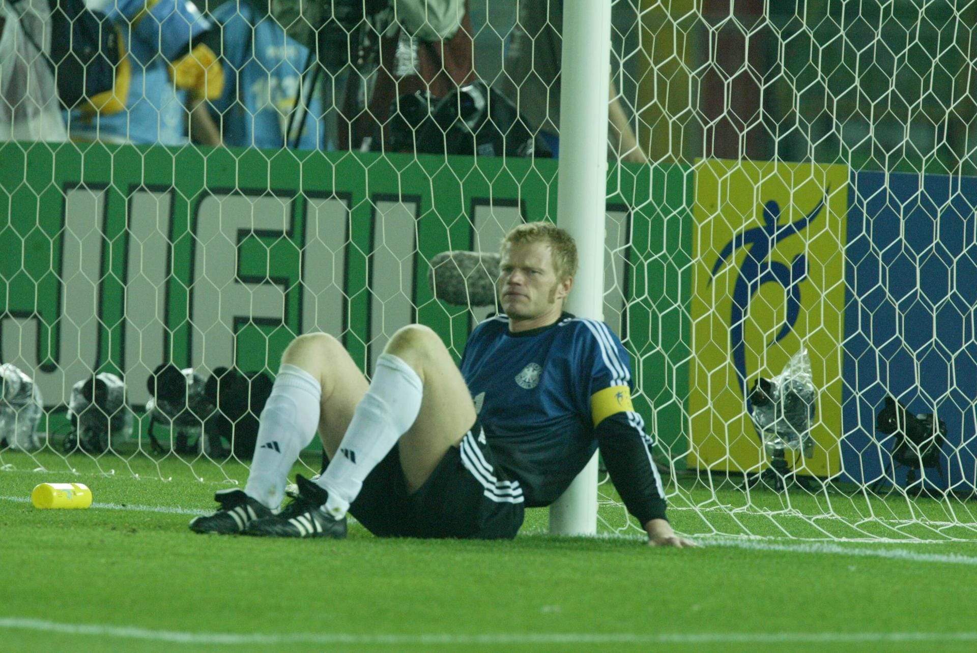 Konsterniert: Kahn im WM-Finale 2002 in Yokohama. Der "Titan" spielte ein bärenstarkes Turnier – verschuldete aber beim 0:2 gegen Brasilien das erste Gegentor durch Ronaldo.