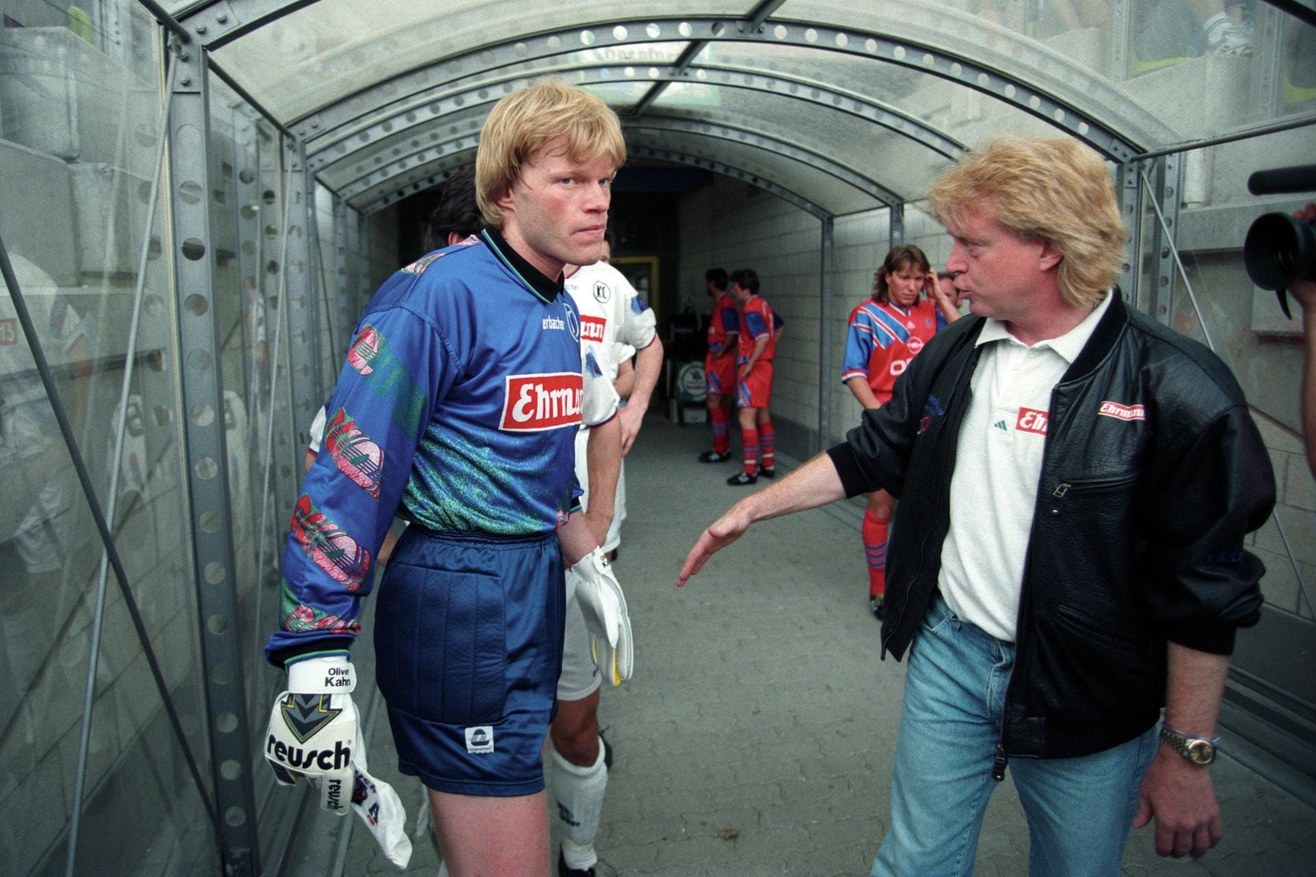 Oliver Kahn (l.) startet seine Karriere beim Karlsruher SC (hier ein Bild vom April 1994 mit Kult-Trainer Winfried Schäfer). Danach wechselte er zum FC Bayern München.