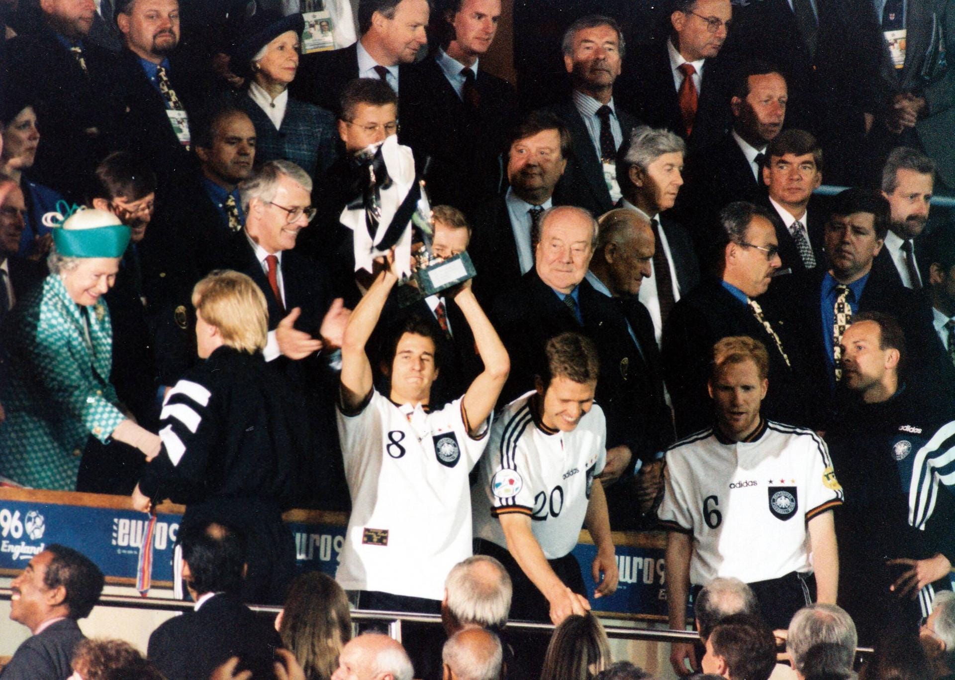 Unvergesslicher Moment: Kahn (li.) wird von der Queen zum Gewinn der EM 1996 in England beglückwünscht, Teamkollege und Freund Mehmet Scholl (M.) stemmt den Pokal in die Luft.