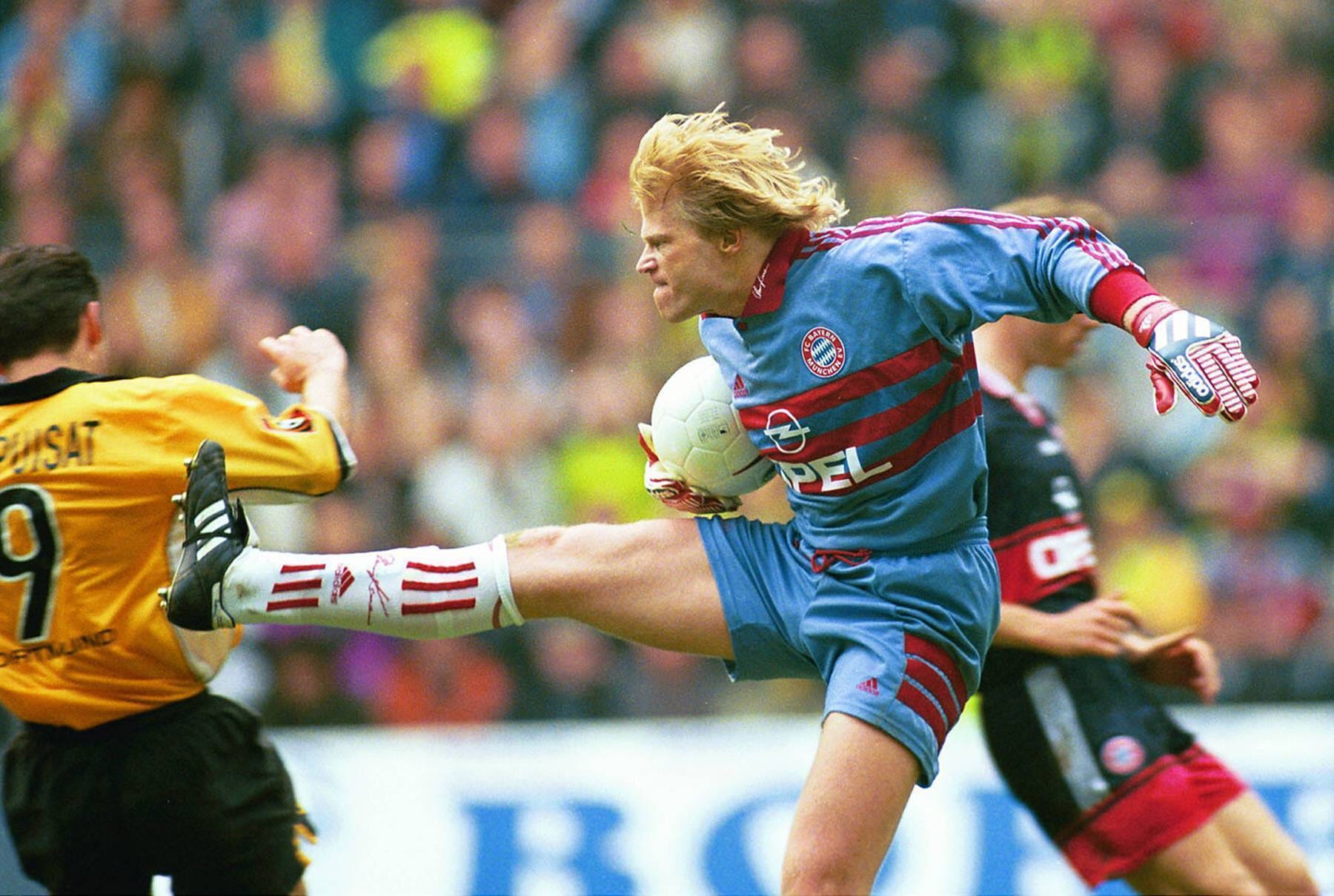 Legendärer Ausraster: Kahns eingesprungener Kung-Fu-Tritt gegen Dortmunds Chapuisat 1999 ist Bundesliga-Geschichte...
