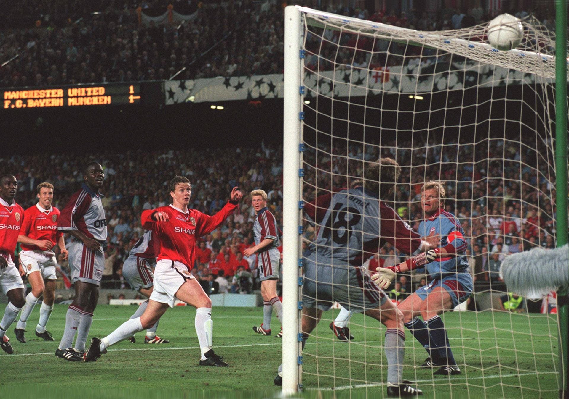 26.5.1999: Manchester Uniteds Solskjaer (li.) erzielt in der Nachspielzeit das 2:1 zum Champions-League-Sieg der Engländer. Kahn (r.) war machtlos.
