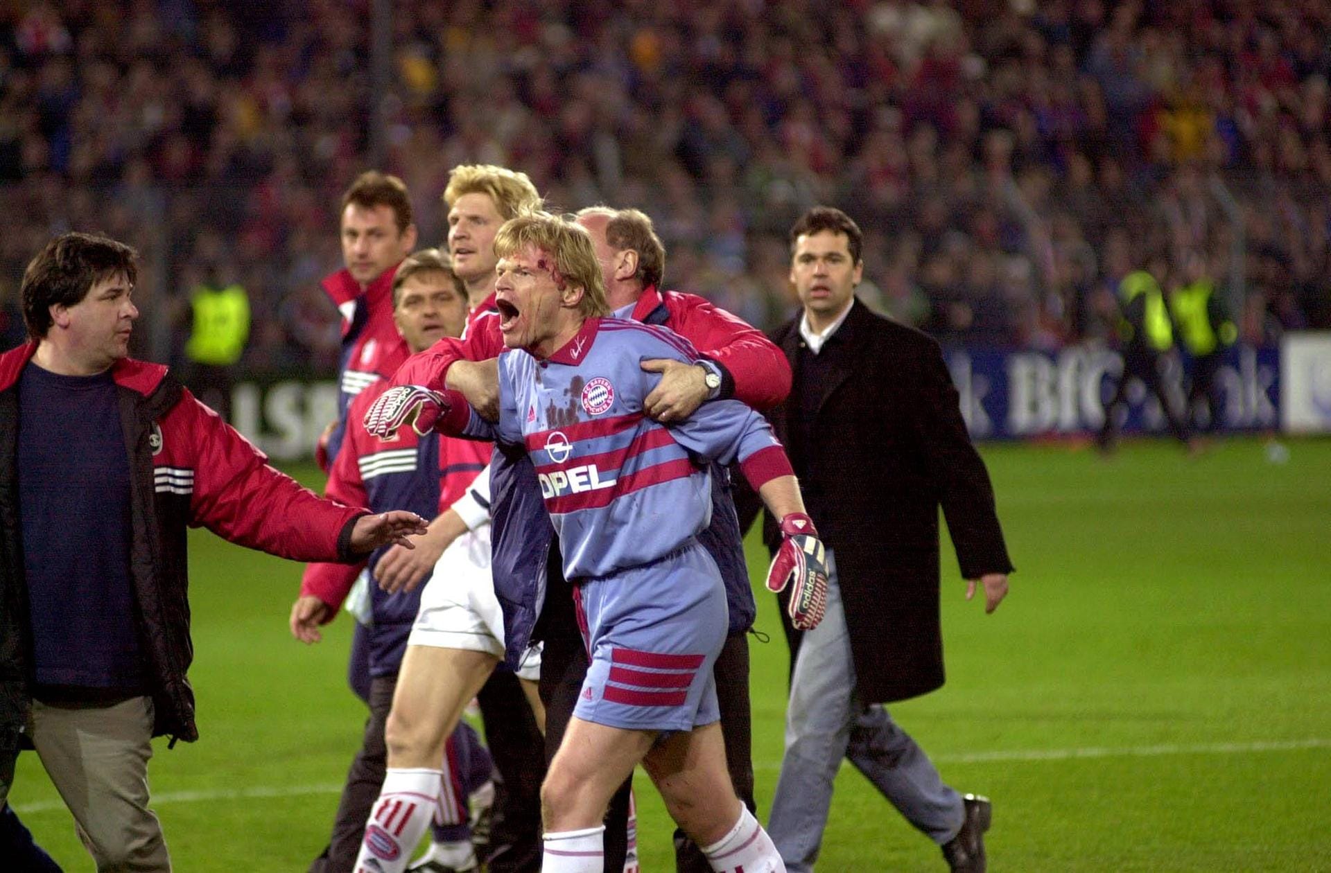 Am 12.4.2000 wurde Kahn erneut "Opfer": Ein Freiburger Fan traf den Bayern-Keeper mit einem Golfball am Kopf. Der damalige FCB-Manager Uli Hoeneß musste den Torwart zurückhalten.