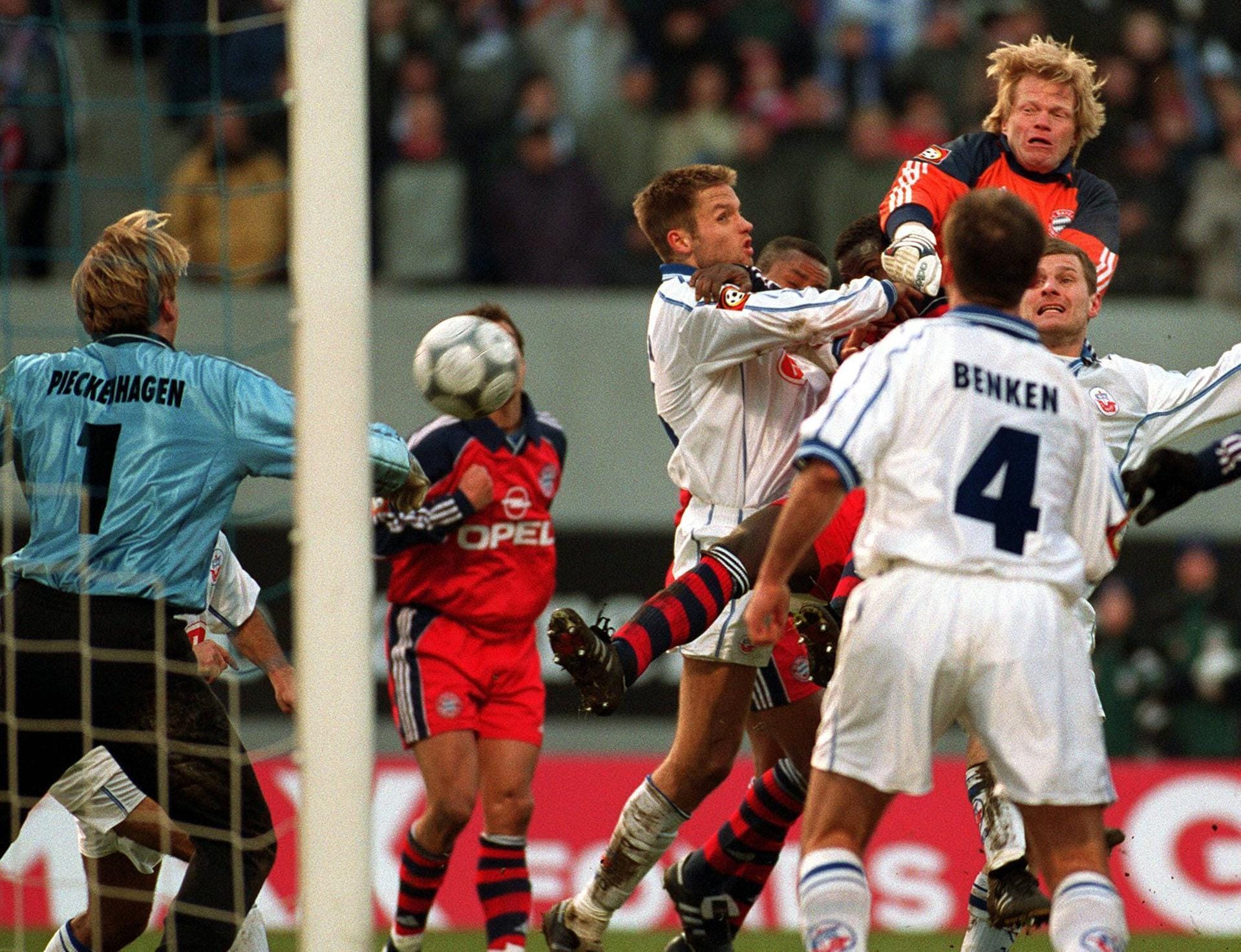 3.3.2001: Den Bayern drohte eine empfindliche 2:3-Niederlage bei Hansa Rostock. Kahn stürmte in der Schlussminute mit nach vorn und faustete eine Flanke ins Rostocker Tor. Gelb-Rot für den Bayern-Keeper.