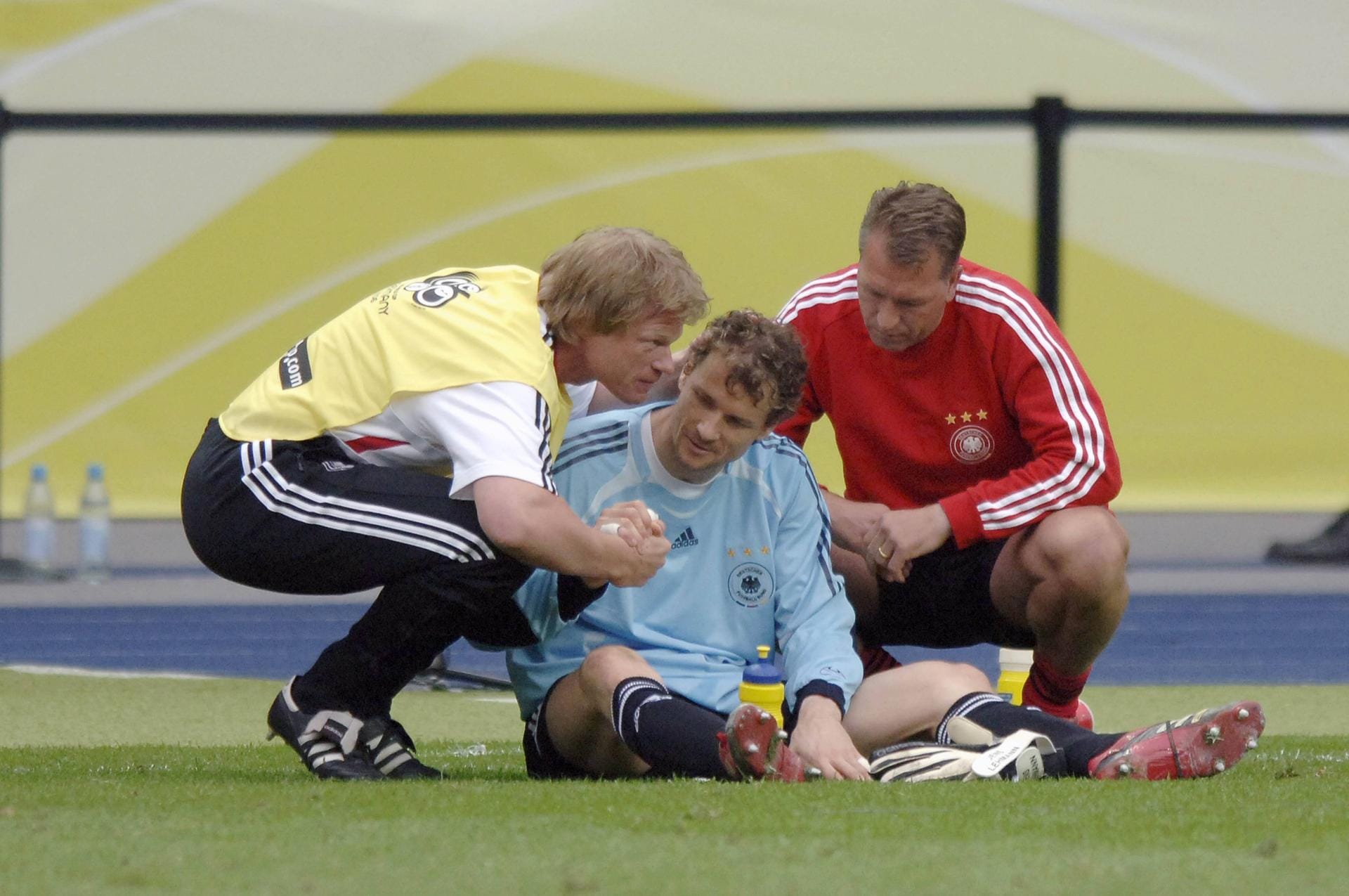 Mit Jens Lehmann (M.) verband Kahn jahrelang eine intensive Rivalität um die Nummer eins im DFB-Tor. Bei der WM 2006 im eigenen Land erhielt Lehmann den Vorzug. Kahn zeigte Größe, hier vor dem Elfmeterschießen im Viertelfinale gegen Argentinien.