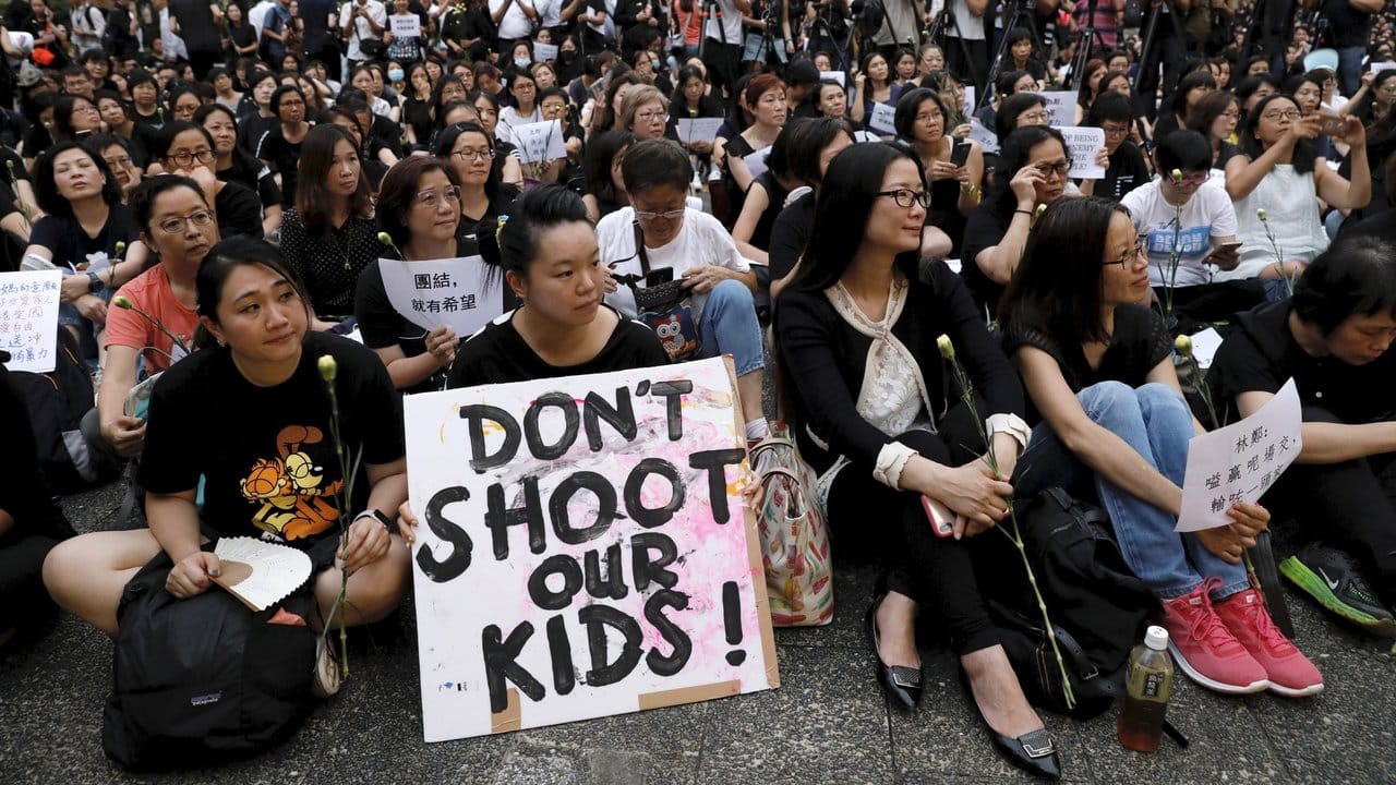 Mütter demonstrieren gegen die Änderung des Auslieferungsgesetzes nach dem gewalttätigen Protesten in Hongkong.