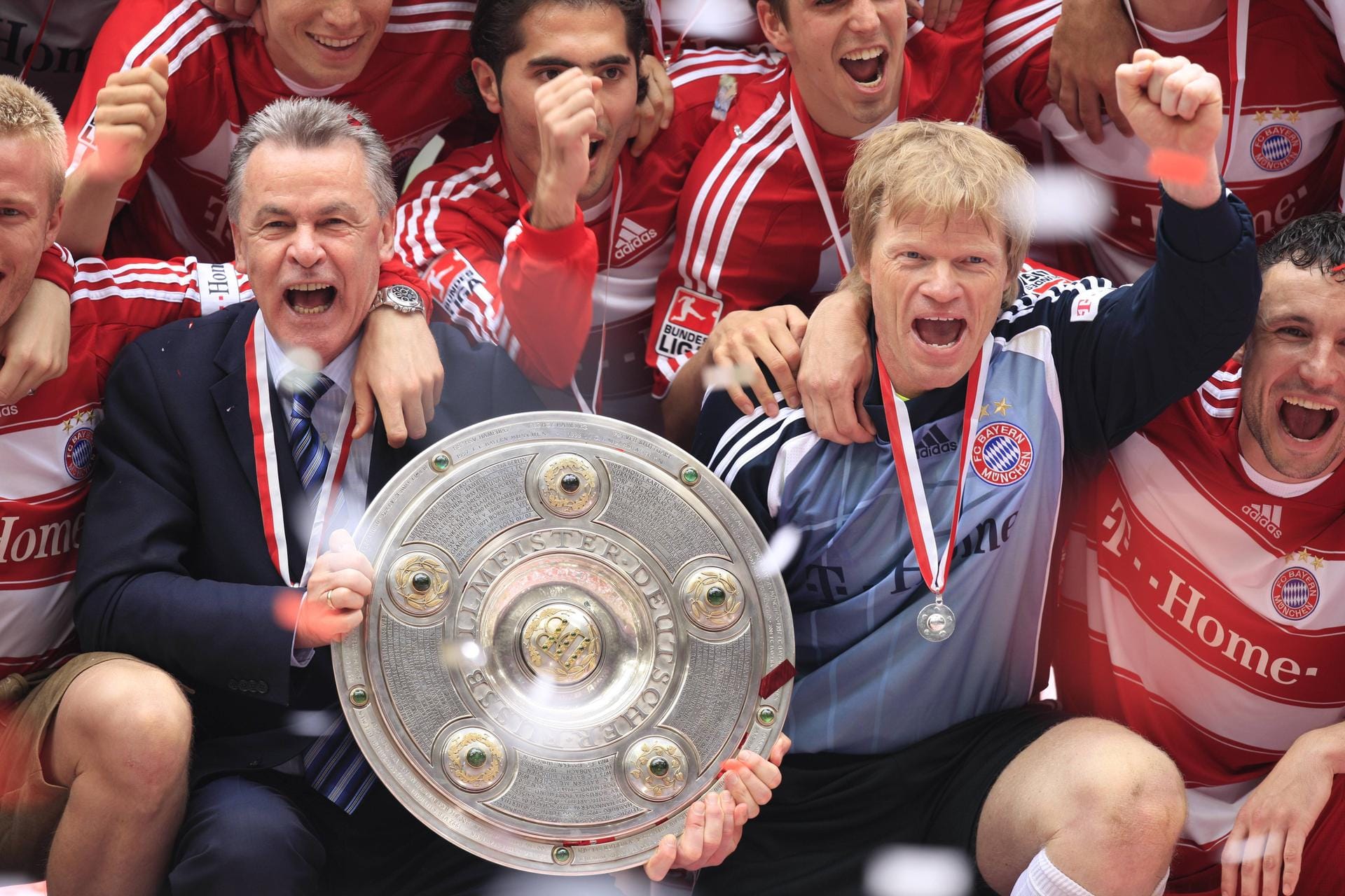 Insgesamt gewann Oliver Kahn als Aktiver acht Meisterschaften – und zwar alle mit dem FC Bayern. Hier präsentiert er 2008 neben Trainer Ottmar Hitzfeld zum letzten Mal die Schale. Danach beendete er seine Profi-Karriere.