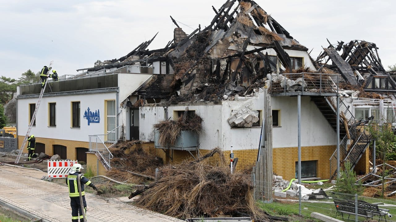 Feuerwehrleute sind bei Kontroll- und Aufräumarbeiten am ausgebrannten Ostseehotel auf der Halbinsel Fischland-Darß-Zingst. Feuerwehrleute sind bei Kontroll- und Aufräumarbeiten am ausgebrannten Ostseehotel auf der Halbinsel Fischland-Darß-Zingst.