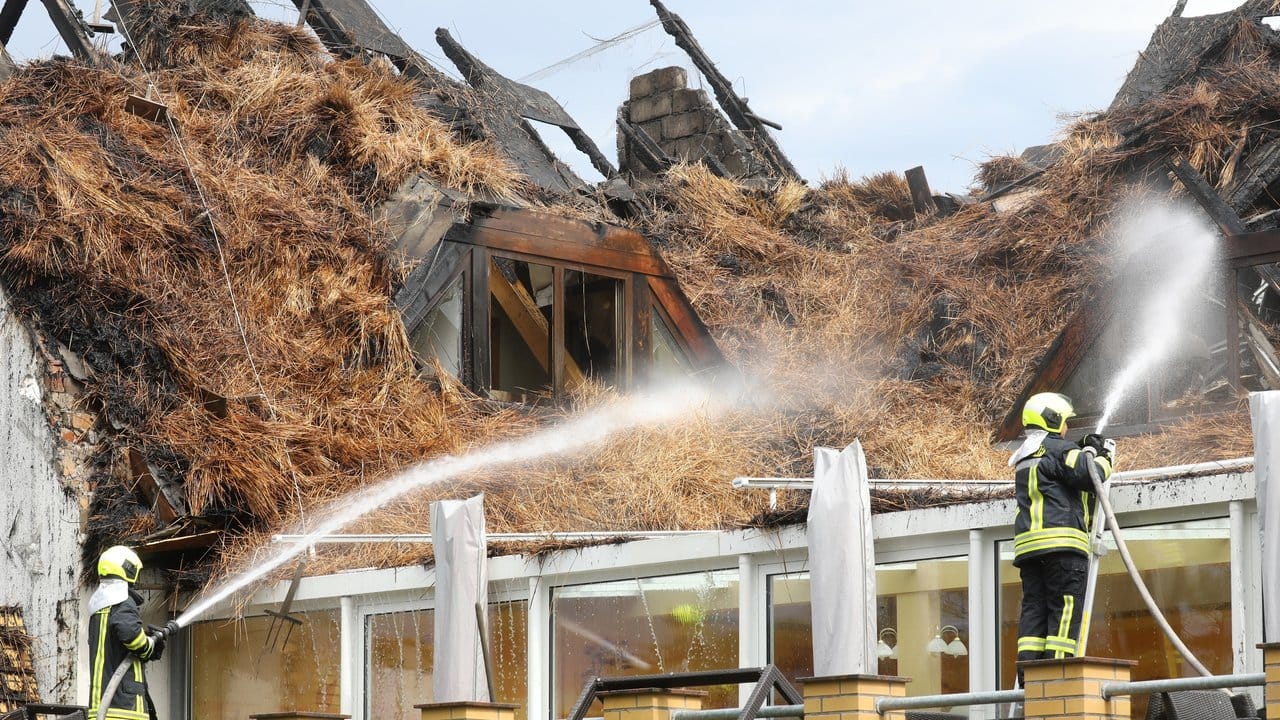 Ein Großaufgebot der Feuerwehr konnte das Niederbrennen des Gebäudes nicht verhindern. Ein Großaufgebot der Feuerwehr konnte das Niederbrennen des Gebäudes nicht verhindern.