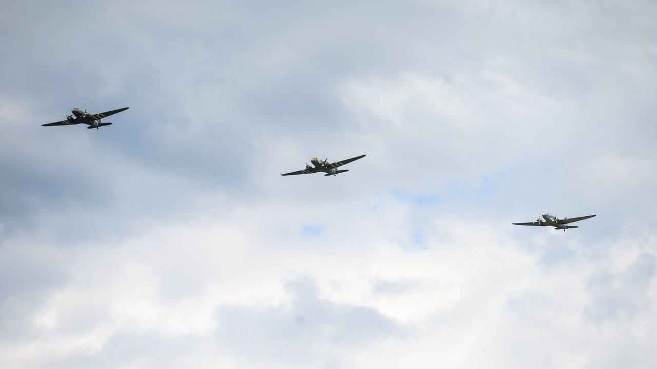 Drei Rosinenbomber Typ Douglas C-47 Skytrain fliegen über den Fliegerhorst Faßberg.
