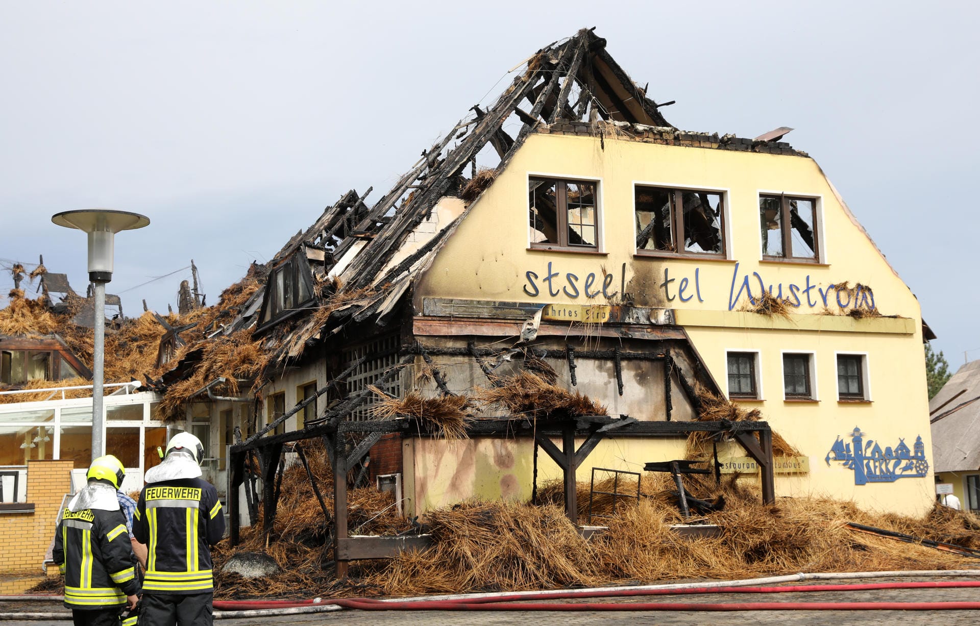 Ein Blick auf das ausgebrannte Ostseehotel Wustrow