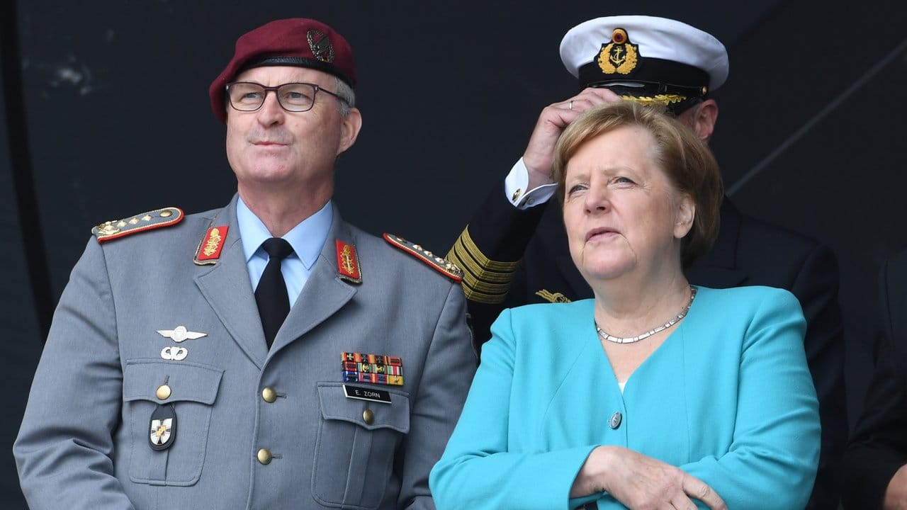 Bundeskanzlerin Angela Merkel und Generalinspekteur Eberhard Zorn beobachten den Überflug eines A400 M.