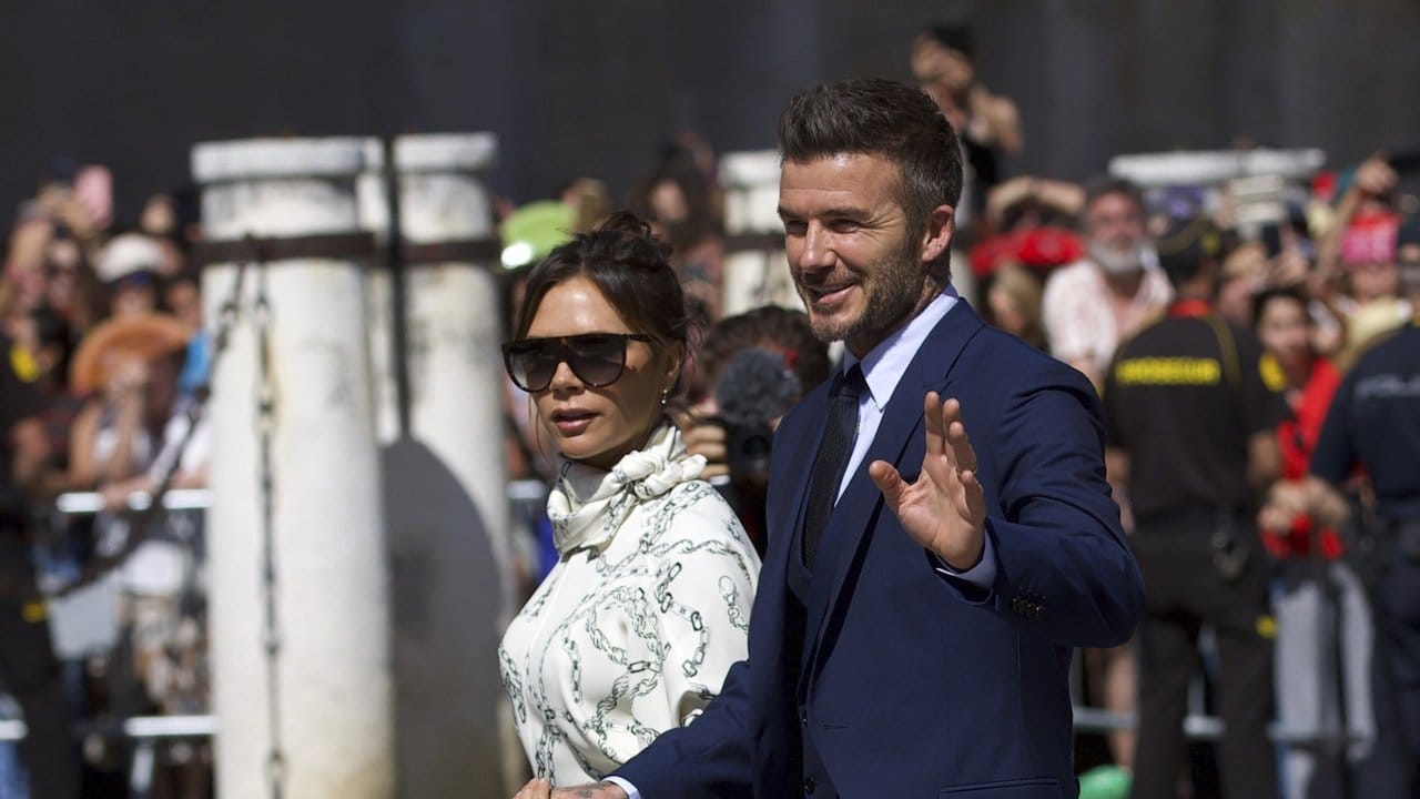 Victoria und David Beckham gehören zu den prominenten Gästen.