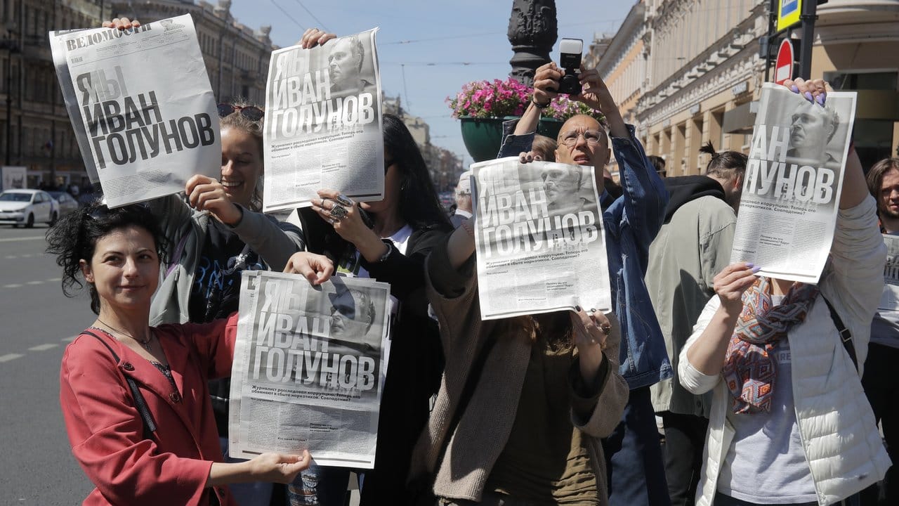 Unterstützer des Enthüllungsjournalisten Iwan Golunow zeigen in Moskau Zeitungsartikel mit dem Titel "Ich bin/Wir sind Iwan Golunow".