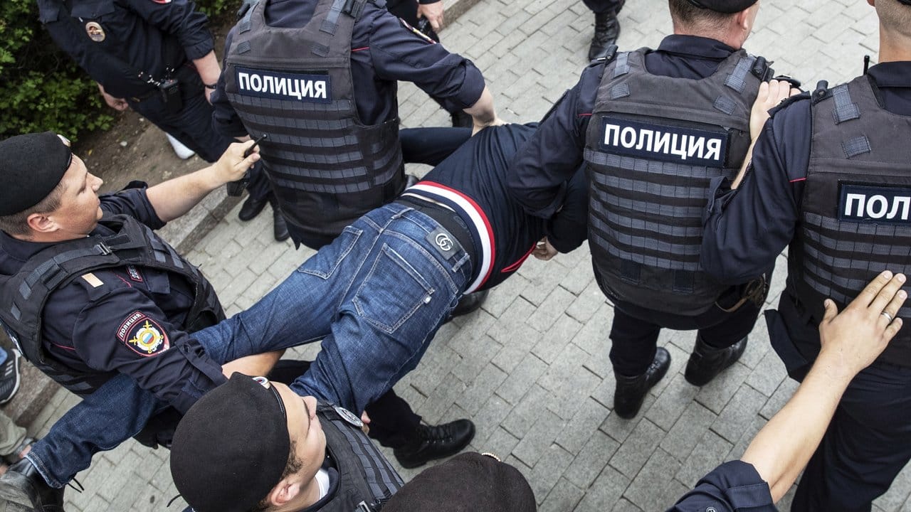 Am vergangenen Mittwoch gab es bei den ersten Protesten gegen Polizei-Willkür im Falle des Enthüllungsjournalisten Golunow Dutzende Festnahmen.
