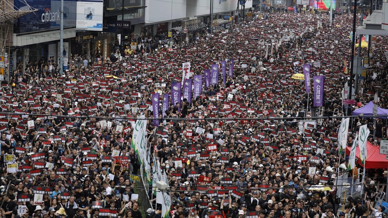 Im Zentrum Hongkongs gehen Demonstranten erneut gegen das umstrittene Auslieferungsgesetz auf die Straße.