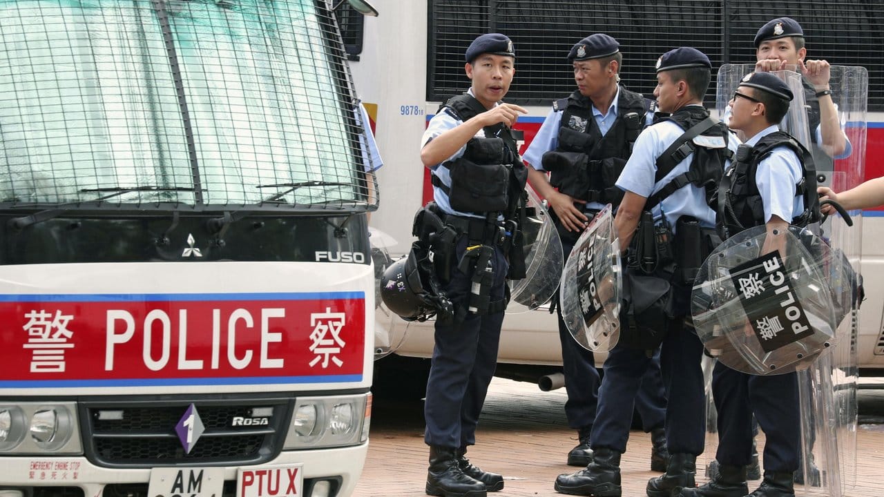 Polizeibeamte stehen im Umkreis des Legislativrates von Hongkong Wache.