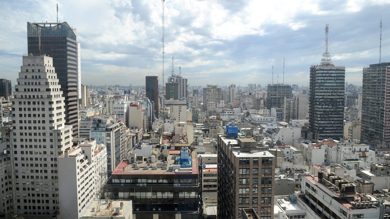 Blick auf Buenos Aires: Ganz Argentinien und Uruguay waren nach einer schweren Störung im Verbindungssystem ohne Elektrizität.