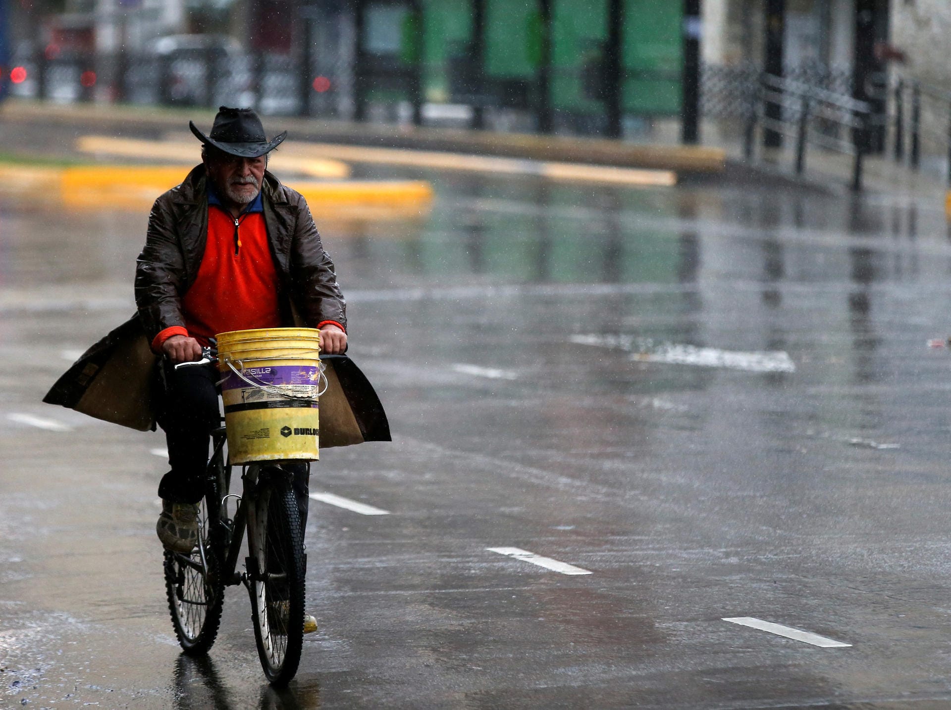 EIn Fahrradfahrer in Buenos Aires: Nicht nur in der argentinischen Hauptstadt fielen Verkehrssignale aus.