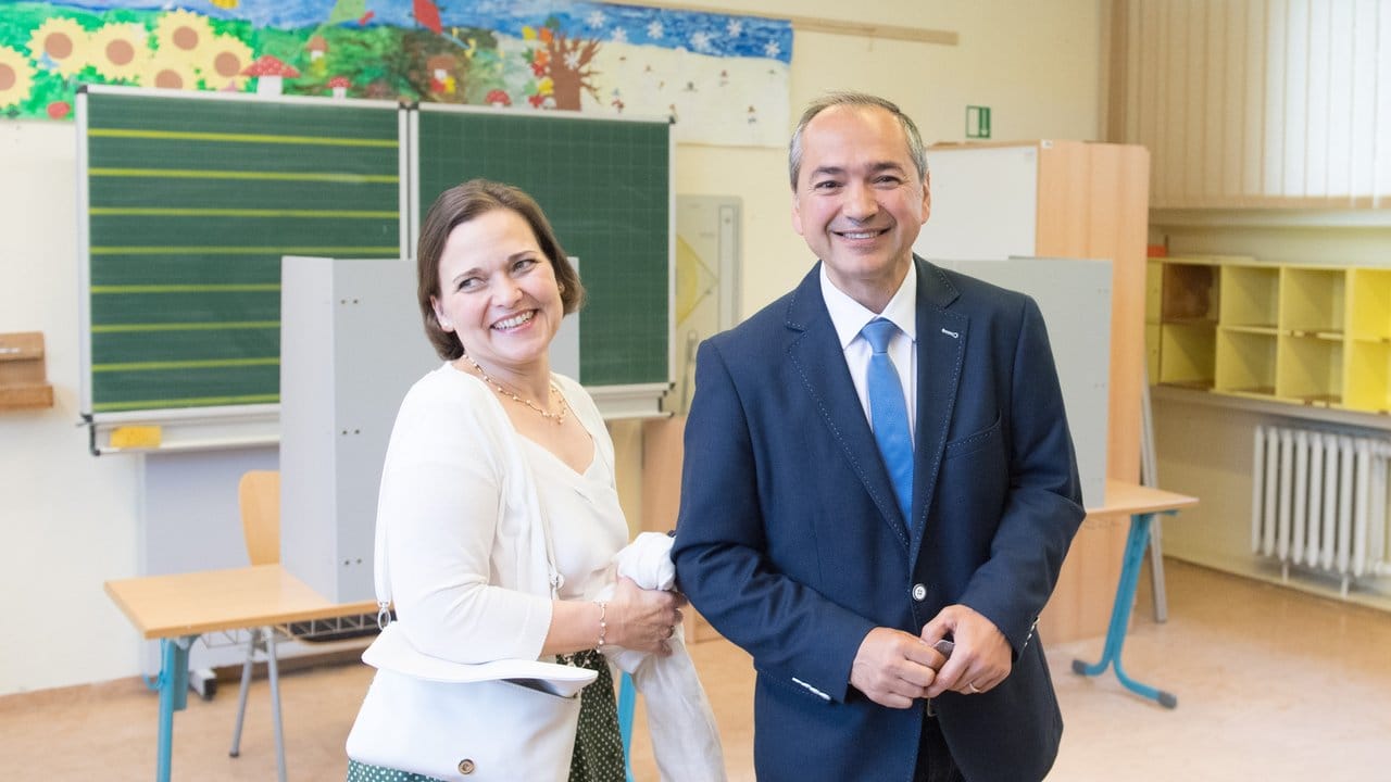 Er wird neuer Görlitzer OB: Octavian Ursu (CDU) neben seiner Frau Désirée in einem Wahllokal.